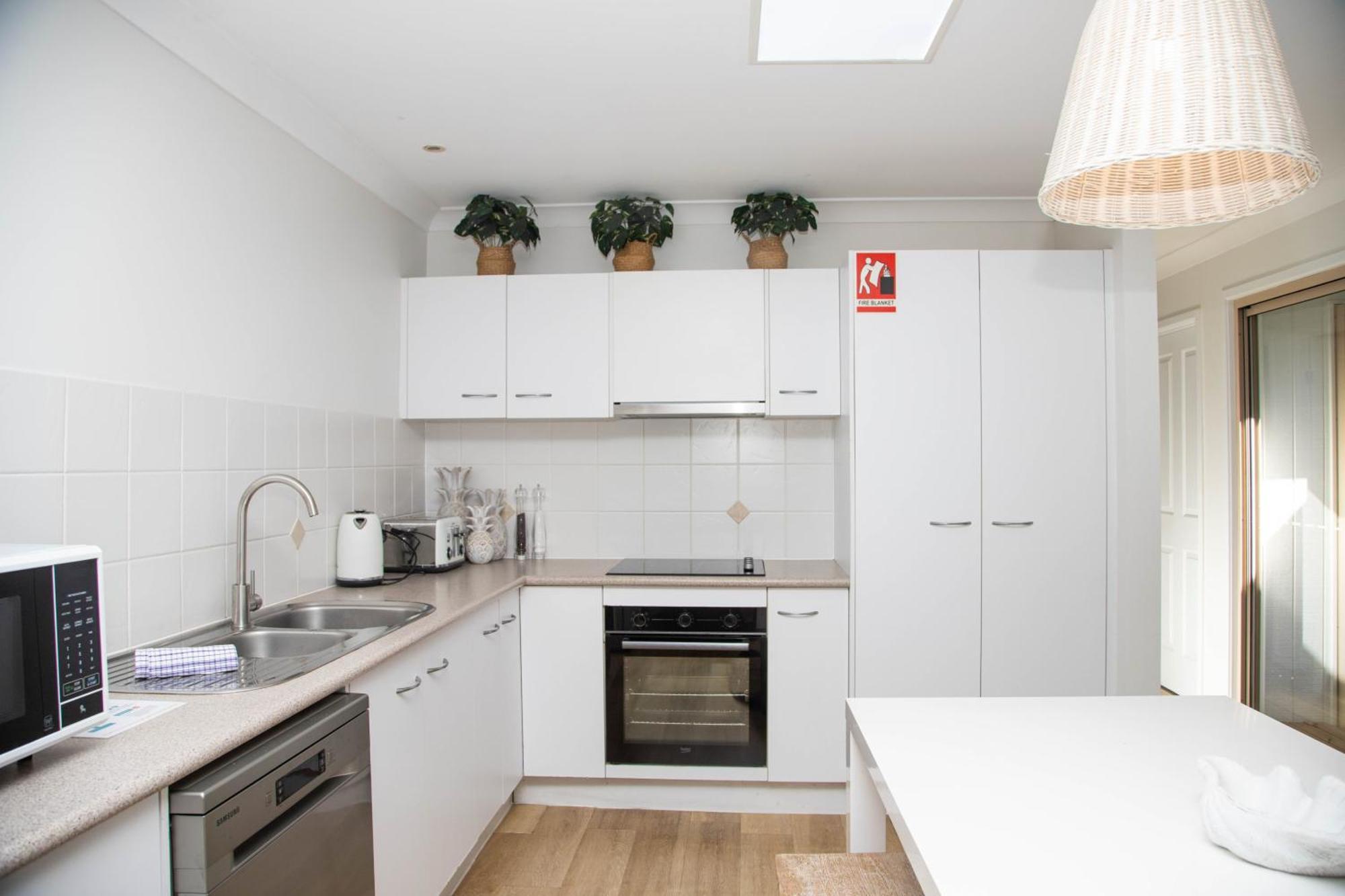 ביירון ביי Byron Lakeside Holiday Apartments מראה חיצוני תמונה